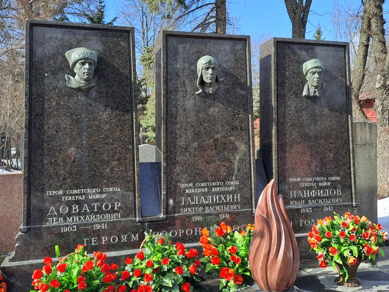 Тематическая экскурсия "Великие люди Новодевичьего кладбища" - индивидуальная экскурсия в Москве пешком длительностью 2 часа с количеством участников до 20 человек цена экскурсии 9400₽