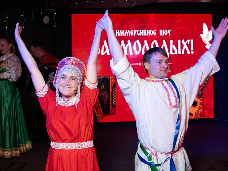 Групповая развлекательная программа "За молодых!" - групповая экскурсия в Москве пешком длительностью 3 часа с количеством участников более 20 человек цена экскурсии 2500₽
