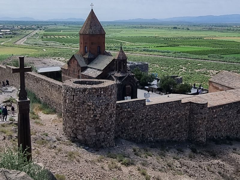 Два монастыря — одна душа: экскурсия в Хор Вирап и Нораванк - индивидуальная экскурсия в Ереване на машине гида длительностью 12 часов с количеством участников до 5 человек цена экскурсии 340€
