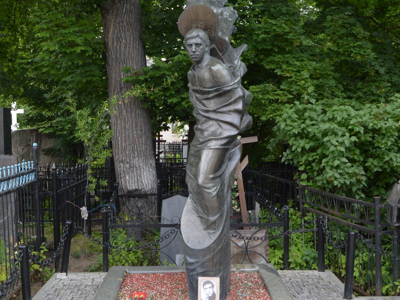 В.С. Высоцкий и его время — экскурсия по Ваганьковскому кладбищу - индивидуальная экскурсия в Москве пешком длительностью 2.5 часа с количеством участников до 18 человек цена экскурсии 10000₽