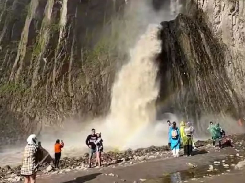 У водопада