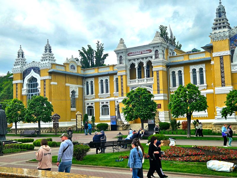 Обзорная экскурсия по городу Кисловодску пешком - индивидуальная экскурсия в Кисловодске пешком длительностью 2.5 часа с количеством участников более 20 человек цена экскурсии 5500₽