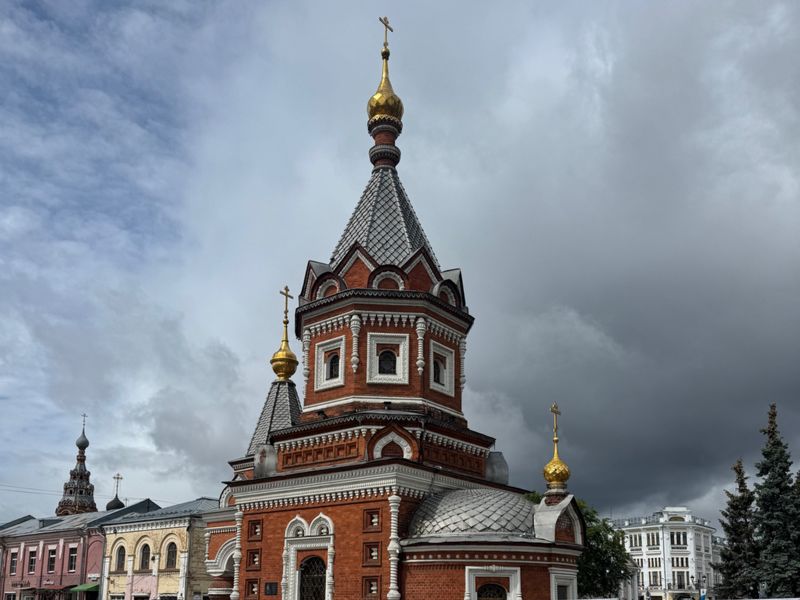 Вид на город Царской России. В панораме видим часовню Александра Невского на Мытном рынке, храм Сретения Господня на втором плане, правее от часовни - трактир Столбы и гостиницу Бристоль