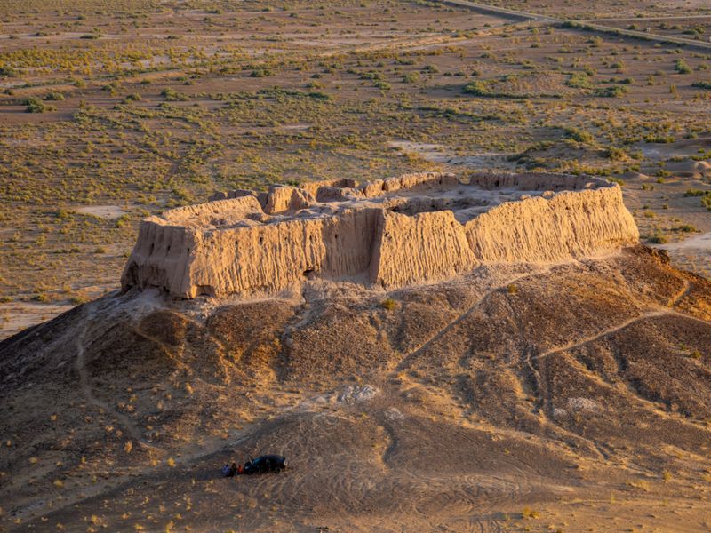 2-дневный тур из Нукуса на Аральское море - индивидуальная экскурсия в Нукусе на машине гида длительностью более 12 часов с количеством участников до 4 человек цена экскурсии 1000€