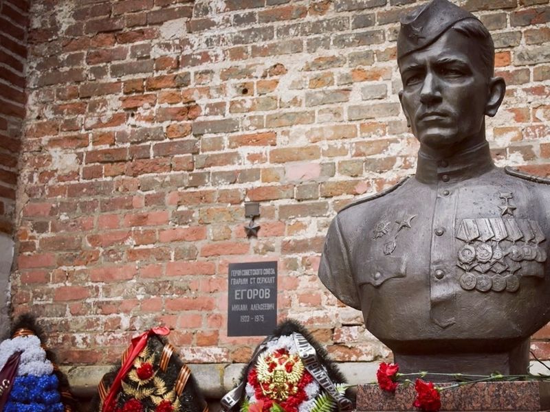 Бюст знаменосца Победы М. Егорова