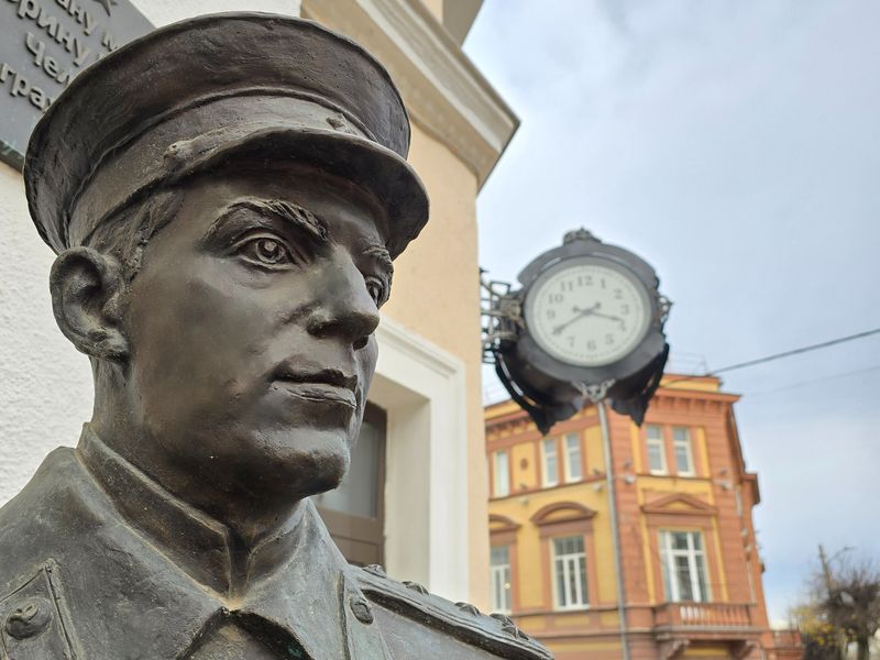 Знаменитая статуя офицера около Дома с часами