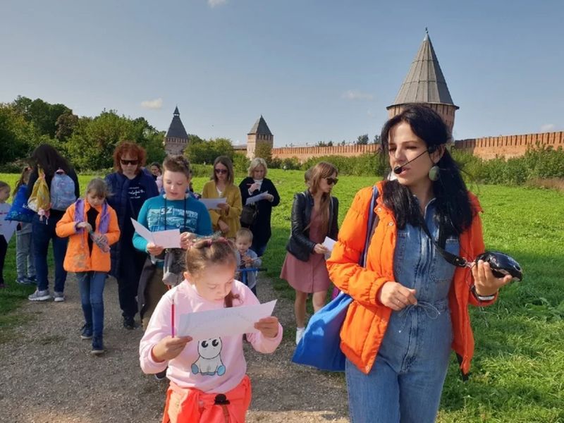 Гид, сопровождающий детей на маршруте