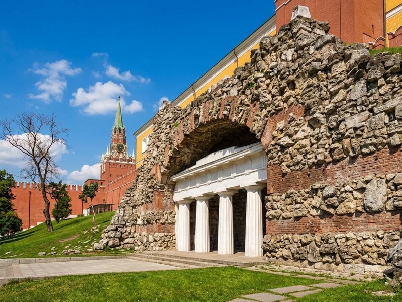У древних стен Московского кремля - индивидуальная экскурсия в Москве пешком длительностью 2.5 часа с количеством участников до 6 человек цена экскурсии 8000₽