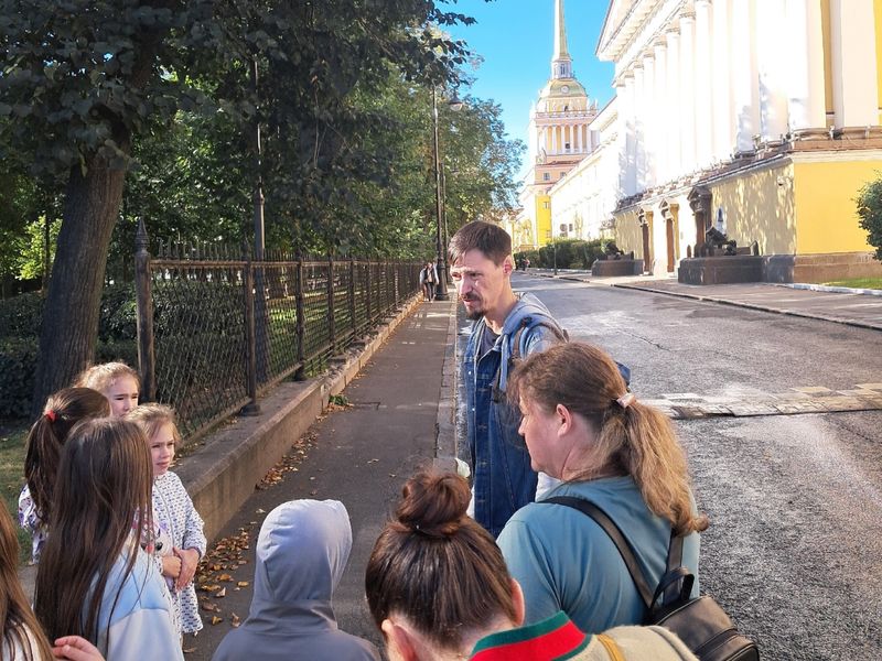 У здания Адмиралтейства