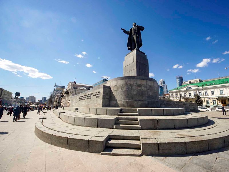 Групповая экскурсия по "Красной линии" - групповая экскурсия в Екатеринбурге пешком длительностью 3 часа с количеством участников до 7 человек цена экскурсии 1000₽
