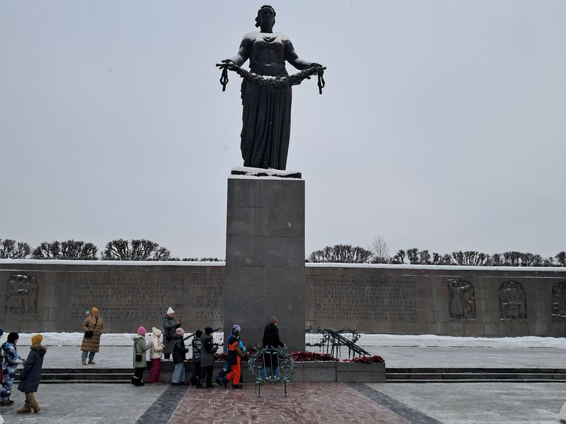 Обзорная экскурсия по Пискаревскому мемориальному кладбищу - индивидуальная экскурсия в Санкт-Петербурге пешком длительностью 1.5 часа с количеством участников до 10 человек цена экскурсии 8000₽