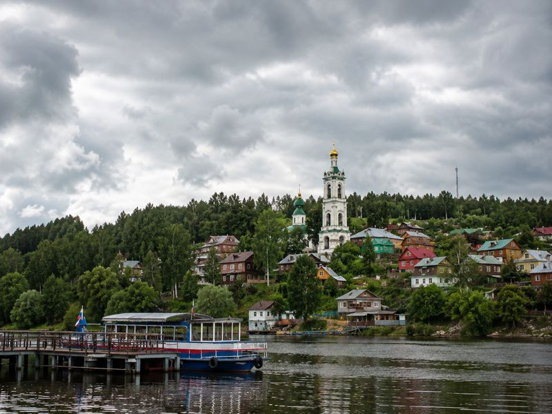 Изображение сделано ИИ. Вид на Плёс с воды