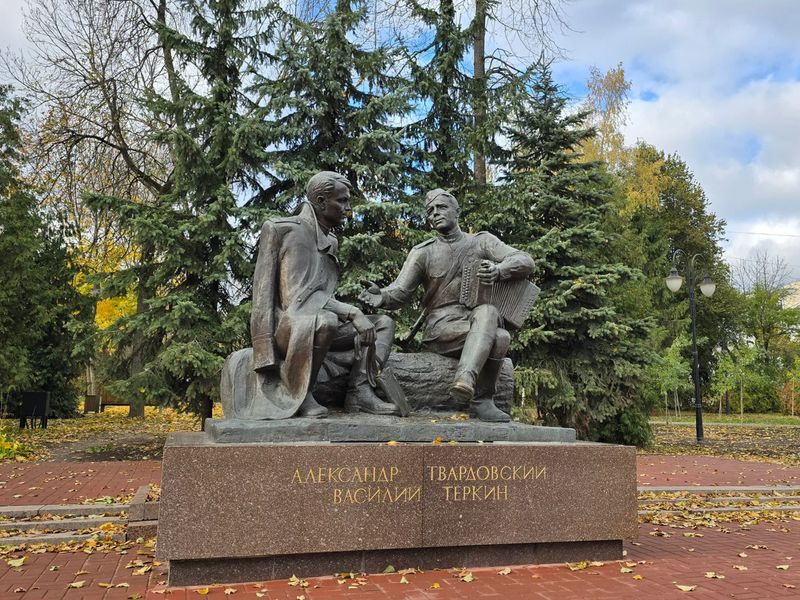 Памятник Александру Твардовскому и Василию Теркину