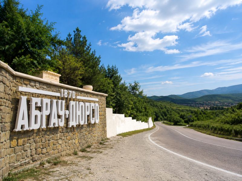 Поездка в знаменитое Абрау-Дюрсо из Новороссийска - индивидуальная экскурсия в Новороссийске на машине гостей длительностью 6 часов с количеством участников до 3 человек цена экскурсии 18000₽