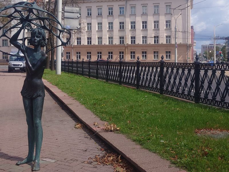 Пешая обзорная экскурсия "Свидание с Минском" - индивидуальная экскурсия в Минске пешком длительностью 3 часа с количеством участников до 9 человек со скидкой 5% цена экскурсии 9357.5₽
