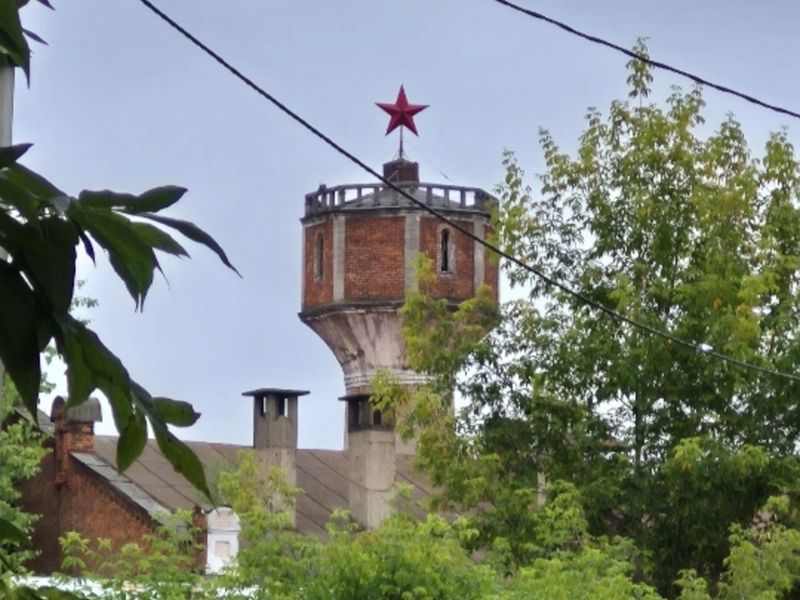 Башня с "кремлевской" звездой