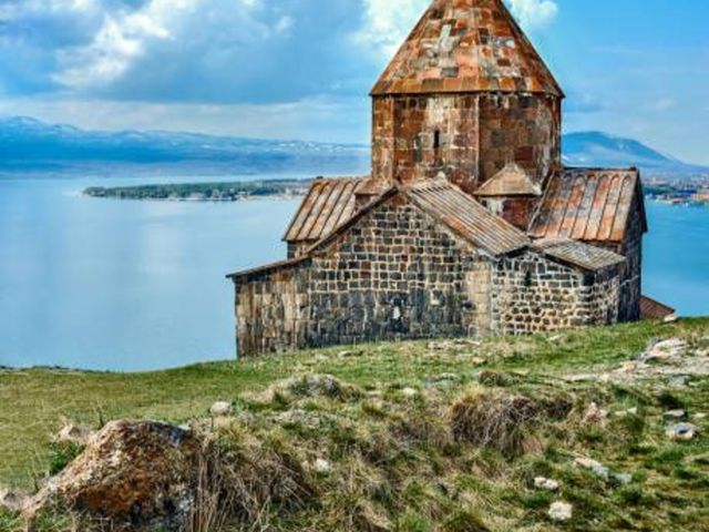 Лазурный Севан: отдых на озере со стартом из Еревана — фото 3