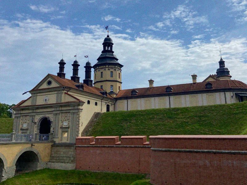 Групповая экскурсия из Минска в замки Мир и Несвиж - групповая экскурсия в Минске на автобусе длительностью 11 часов с количеством участников более 20 человек цена экскурсии 6500₽