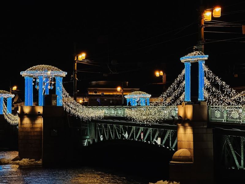 Атмосфера ночного новогоднего Санкт-Петербурга