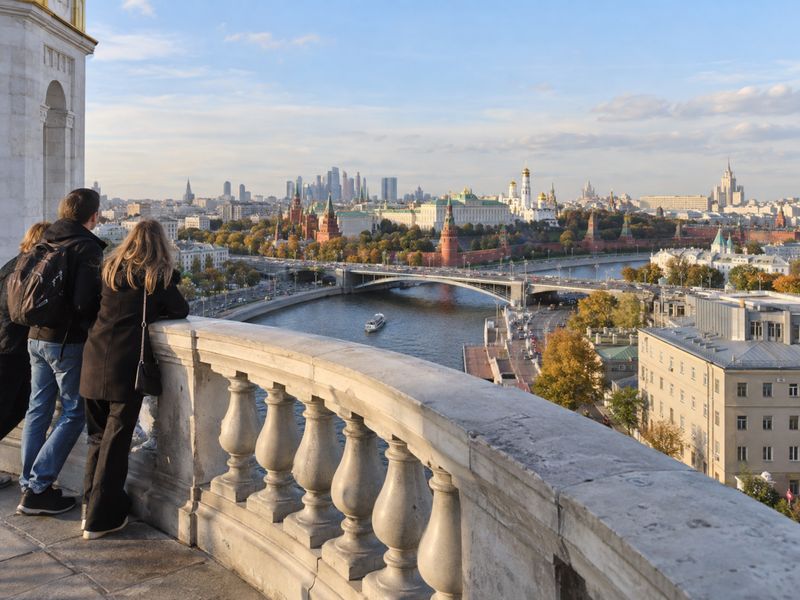 Изображение создано ИИ. Панорама Москвы с галереи храма