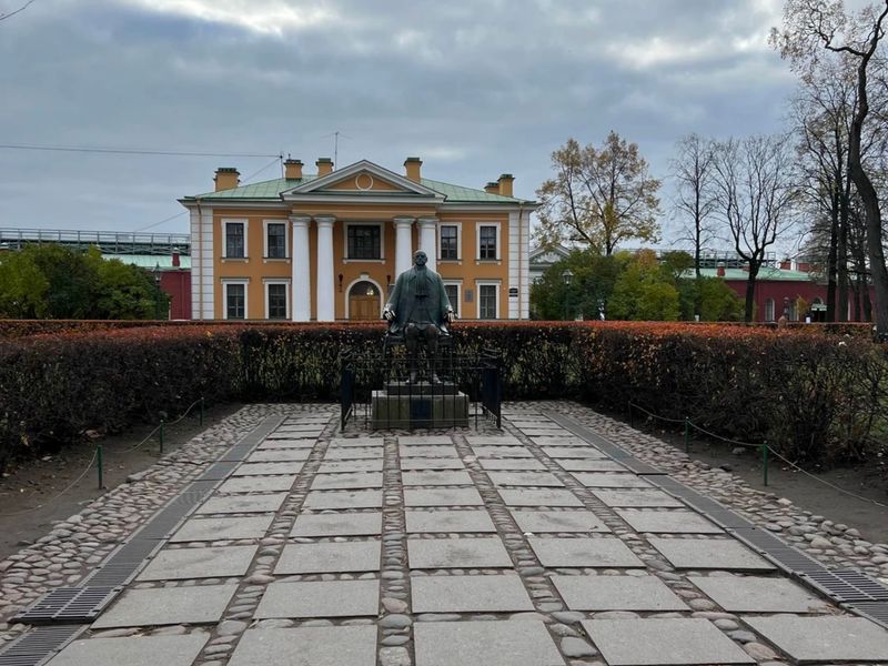 Памятник Петру