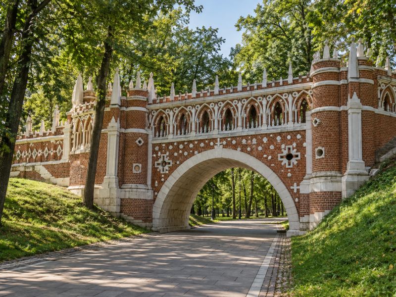 Изображение создано ИИ. Фигурный мост в парке