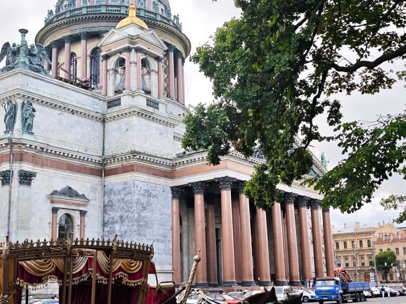 Обзорная экскурсия по центру Санкт-Петербурга с фотосессией - индивидуальная экскурсия в Санкт-Петербурге пешком длительностью 2 часа с количеством участников до 4 человек со скидкой 5% цена экскурсии 9025₽