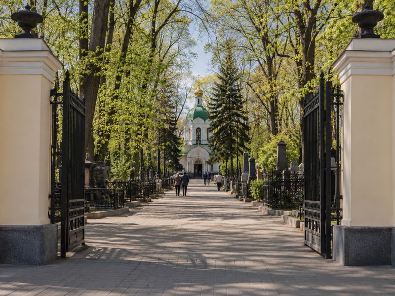 Изображение создано ИИ. Вход и дорога к церкви