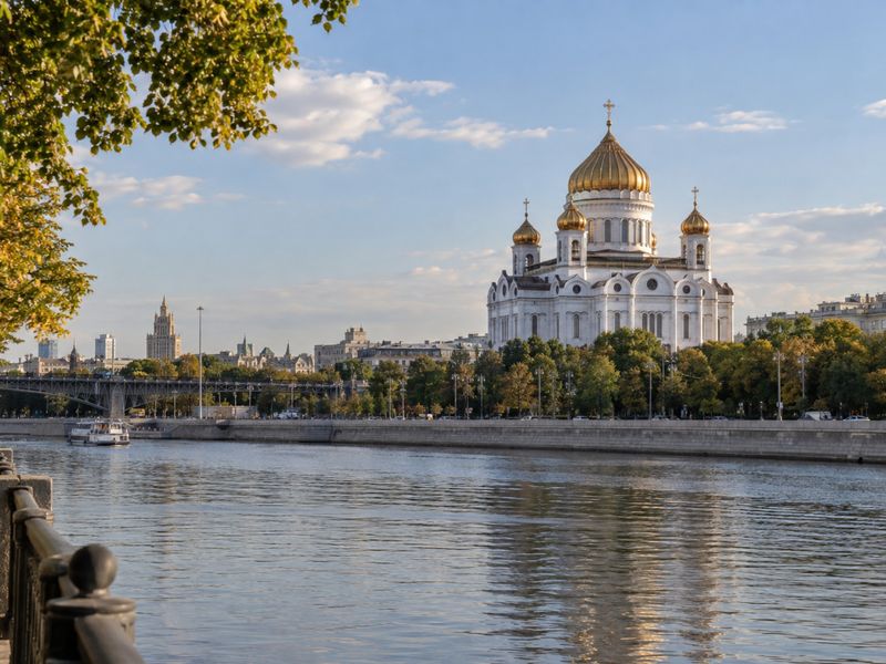 Изображение создано ИИ. Храм с набережной