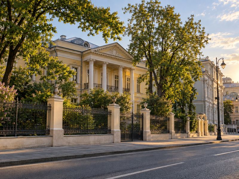 Великолепная Пречистенка - индивидуальная экскурсия в Москве пешком длительностью 3 часа с количеством участников до 6 человек цена экскурсии 10400₽