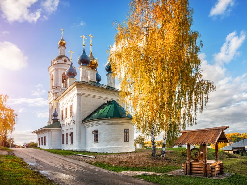 Церковь с голубыми куполами и берёзами в Плёсе