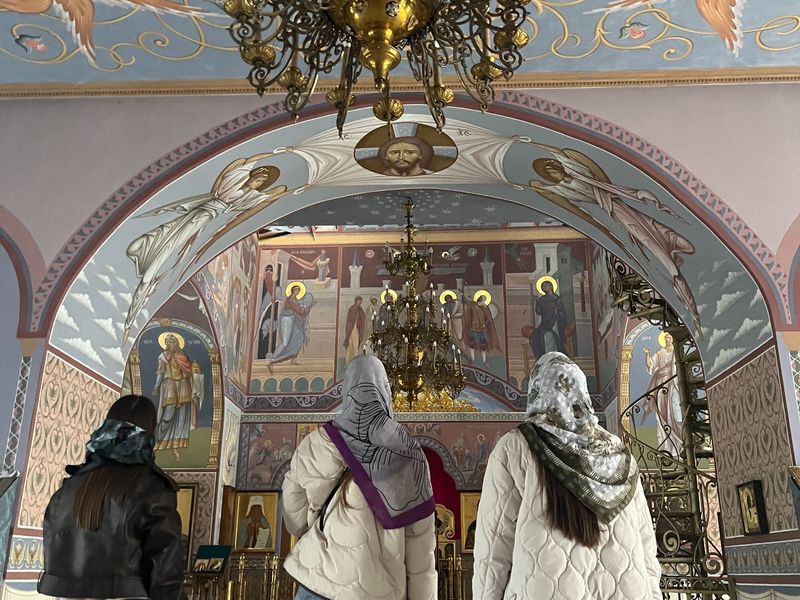 В храме