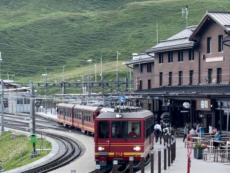 Юнгфрауйох из Цюриха — Top of Europe и панорамный поезд - индивидуальная экскурсия в Цюрихе длительностью 12 часов с количеством участников до 6 человек цена экскурсии 1600€
